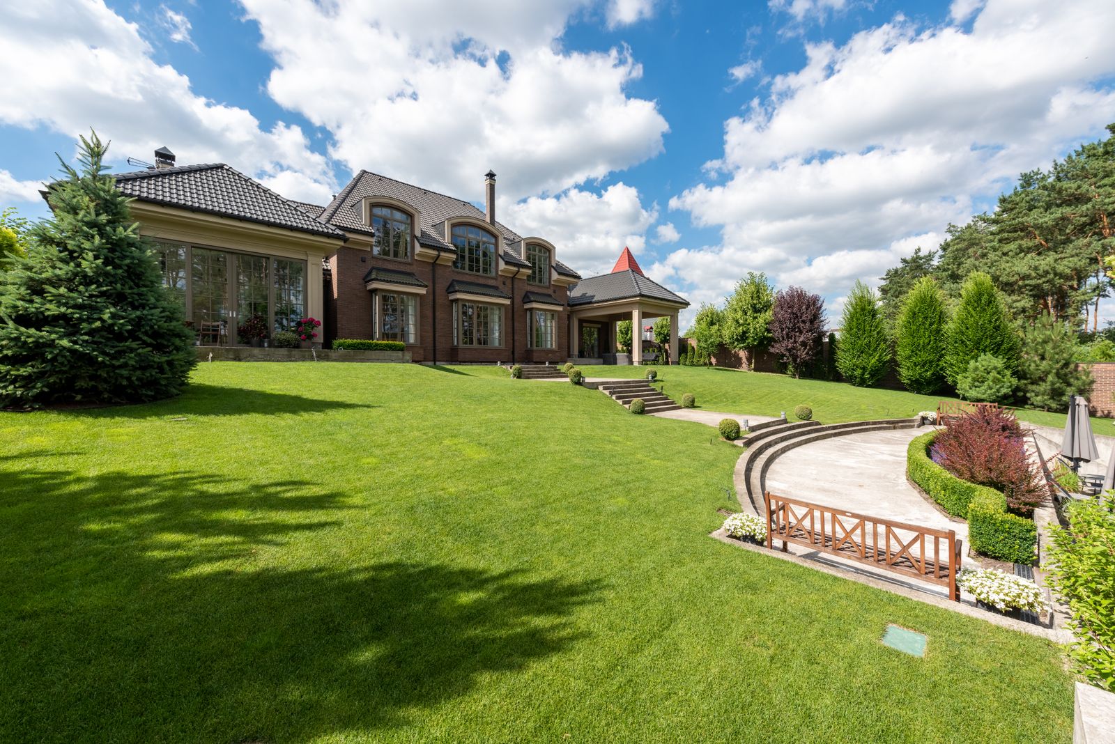 204 Sunset Ridge Court, Shorewood Hills